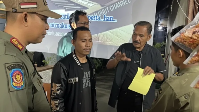 Satpol PP tegakkan Perda, kafe bising di Pontianak kena teguran dalam patroli penertiban yang digelar Rabu (1/10/2025) malam. Patroli berlangsung pukul 20.30 hingga 22.00 WIB, menyasar sejumlah kafe dan warung kopi yang dianggap berpotensi mengganggu ketenteraman warga. - foto Pemkot Pontianak