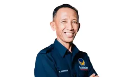 Sosok Hariman Ibrahim, Wakil Ketua II DPRD Pasangkayu, mendadak menjadi sorotan publik setelah videonya gelagapan membaca teks UUD 1945 saat upacara Hari Kesaktian Pancasila viral di media sosial. - foto istimewa