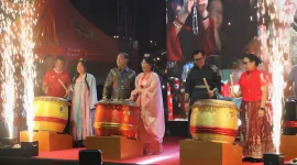 Festival dibuka dengan parade lampion megah dari halaman Kantor Wali Kota menuju area utama di depan Vihara Tri Dharma Bumi Raya. - foto Media Centre Singkawang