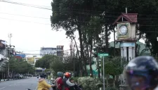 Pemangkasan pohon di sekitar area tugu sudah dimulai untuk membuka pandangan dan mempercantik kawasan. - foto Prokopim Pontianak