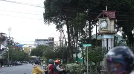 Pemangkasan pohon di sekitar area tugu sudah dimulai untuk membuka pandangan dan mempercantik kawasan. - foto Prokopim Pontianak