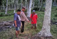 Warga Desa Padang Tikar, Kecamatan Batu Ampar, Kabupaten Kubu Raya, digemparkan oleh penemuan seorang bayi laki-laki yang masih hidup di area perkebunan kelapa, Rabu (1/10/2025) sore. - foto TBNews Polres Kubu Raya