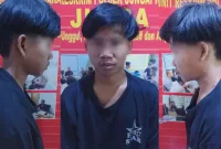 Aksi nekat seorang remaja berusia 21 tahun berinisial SO berakhir apes setelah tertangkap tangan warga saat melakukan pencurian di sebuah rumah di Jalan Budi Utomo, Desa Sungai Rengas, Kecamatan Sungai Kakap, Kabupaten Kubu Raya, Minggu (19/10/2025) malam.  - foto TB News Polres Kubu Raya