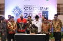 Penutupan KKT Singkawang 2025 diwarnai penandatanganan janji toleransi oleh 7 Kepala Daerah. Komitmen ini jadi kunci perdamaian dan pembangunan berkelanjutan. - foto Media center Singkawang