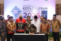 Penutupan KKT Singkawang 2025 diwarnai penandatanganan janji toleransi oleh 7 Kepala Daerah. Komitmen ini jadi kunci perdamaian dan pembangunan berkelanjutan. - foto Media center Singkawang