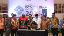 Penutupan KKT Singkawang 2025 diwarnai penandatanganan janji toleransi oleh 7 Kepala Daerah. Komitmen ini jadi kunci perdamaian dan pembangunan berkelanjutan. - foto Media center Singkawang
