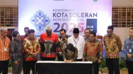 Penutupan KKT Singkawang 2025 diwarnai penandatanganan janji toleransi oleh 7 Kepala Daerah. Komitmen ini jadi kunci perdamaian dan pembangunan berkelanjutan. - foto Media center Singkawang