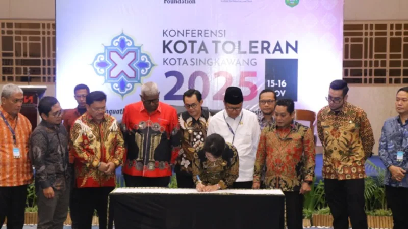 Penutupan KKT Singkawang 2025 diwarnai penandatanganan janji toleransi oleh 7 Kepala Daerah. Komitmen ini jadi kunci perdamaian dan pembangunan berkelanjutan. - foto Media center Singkawang