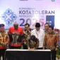 Penutupan KKT Singkawang 2025 diwarnai penandatanganan janji toleransi oleh 7 Kepala Daerah. Komitmen ini jadi kunci perdamaian dan pembangunan berkelanjutan. - foto Media center Singkawang