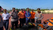 Polres Kubu Raya menggelar Apel Kesiapan Bencana dalam rangka Tanggap Darurat Menghadapi Bencana Hidrometeorologi. Kegiatan yang berlangsung di halaman apel Polres Kubu Raya, Rabu (5/11/2025) pukul 08.00 WIB, dipimpin langsung oleh Wakapolres Kubu Raya Kompol Hilman Malaini. - foto TBNEWS Polres Kubu Raya