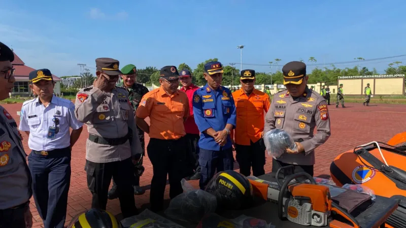 Polres Kubu Raya menggelar Apel Kesiapan Bencana dalam rangka Tanggap Darurat Menghadapi Bencana Hidrometeorologi. Kegiatan yang berlangsung di halaman apel Polres Kubu Raya, Rabu (5/11/2025) pukul 08.00 WIB, dipimpin langsung oleh Wakapolres Kubu Raya Kompol Hilman Malaini. - foto TBNEWS Polres Kubu Raya