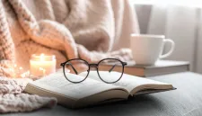 Ketahui cara memilih kacamata baca yang sesuai resep, nyaman, dan stylish. Fokus pada jenis lensa, ukuran frame, dan bahan terbaik agar mata sehat.