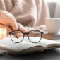 Ketahui cara memilih kacamata baca yang sesuai resep, nyaman, dan stylish. Fokus pada jenis lensa, ukuran frame, dan bahan terbaik agar mata sehat.
