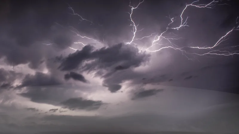 Cuaca Ekstrem Kalbar 20-27 November 2025 tingkatkan risiko Banjir ROB. BMKG peringatkan 10 wilayah Pesisir Kalbar waspada hujan lebat dan pasang maksimum air laut. - foto ilustrasi