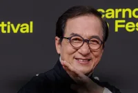 Rayakan warisan sang legenda! Simak daftar 10 film klasik aksi Jackie Chan yang wajib ditonton. Dari Police Story hingga Rush Hour, temukan aksi, komedi, dan stunt paling ikonik. - foto Wikipedia