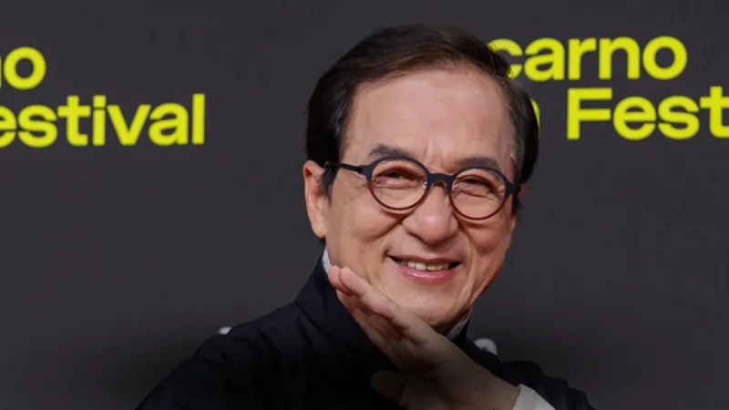 Rayakan warisan sang legenda! Simak daftar 10 film klasik aksi Jackie Chan yang wajib ditonton. Dari Police Story hingga Rush Hour, temukan aksi, komedi, dan stunt paling ikonik. - foto Wikipedia