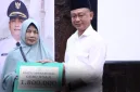 Pemerintah Kota (Pemkot) Pontianak menyerahkan bantuan operasional untuk Guru Ngaji Tradisional di Kota Pontianak, Selasa, (4/11/2025). Bertempat di Aula Rumah Dinas Wali Kota, sebanyak 880 Guru Ngaji akan menerima bantuan operasional sebesar 1,8 juta rupiah per orang yang dibagi menjadi 2 gelombang. - foto Prokopim Pontianak