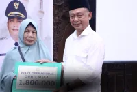 Pemerintah Kota (Pemkot) Pontianak menyerahkan bantuan operasional untuk Guru Ngaji Tradisional di Kota Pontianak, Selasa, (4/11/2025). Bertempat di Aula Rumah Dinas Wali Kota, sebanyak 880 Guru Ngaji akan menerima bantuan operasional sebesar 1,8 juta rupiah per orang yang dibagi menjadi 2 gelombang. - foto Prokopim Pontianak