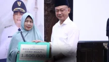 Pemerintah Kota (Pemkot) Pontianak menyerahkan bantuan operasional untuk Guru Ngaji Tradisional di Kota Pontianak, Selasa, (4/11/2025). Bertempat di Aula Rumah Dinas Wali Kota, sebanyak 880 Guru Ngaji akan menerima bantuan operasional sebesar 1,8 juta rupiah per orang yang dibagi menjadi 2 gelombang. - foto Prokopim Pontianak