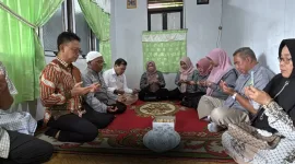 Wali Kota Pontianak Edi Rusdi Kamtono bertakziah ke rumah duka almarhum Halid Abdullah, korban kecelakaan lalu lintas yang melibatkan kendaraan tronton di Jalan Tanjungpura, Pontianak pada Rabu (12/11/2025) kemarin. - foto Pemkot Pontianak
