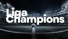 Liga Champions SCTV kembali memanggil para penggemar sepak bola Eropa ke dalam pusaran drama, rivalitas, dan emosi yang tak tertandingi. Pekan ini, 5 hingga 6 November 2025, panggung termegah Eropa menggelar laga-laga dari Matchday 4 League Phase, yang menjanjikan duel-duel klasik sarat gengsi. Fokus utama tertuju pada dua big match yang berpotensi memecah rekor sempurna: Liverpool yang menantang Real Madrid, dan pertemuan titan modern, Paris Saint-Germain (PSG) melawan Bayern Munchen.Jadwal Liga Champions 2025/2026 di pekan krusial ini akan menjadi penentu siapa yang berhak mengklaim posisi puncak dan siapa yang harus berjuang lebih keras untuk lolos ke babak selanjutnya. Ini bukan hanya tentang poin, tapi tentang harga diri dan dominasi di Benua Biru.💥 Sorotan Utama: Duel Ulangan Final Paling EmosionalLaga paling bergengsi pada matchday keempat kali ini mempertemukan dua raksasa dengan sejarah panjang: Liverpool kontra Real Madrid. Pertandingan ini selalu menyajikan aroma balas dendam sejak beberapa pertemuan terakhir, terutama setelah final-final Liga Champions yang dimenangkan oleh Los Blancos.Meski akan disiarkan melalui Vidio, duel di Anfield yang dimulai pada Rabu (5/11/2025) pukul 03:00 WIB ini akan menjadi magnet bagi seluruh mata dunia. Mengingat Real Madrid sering menjadi mimpi buruk The Reds di kompetisi ini.Sementara itu, cerita di Parc des Princes juga tak kalah panas. PSG akan menjamu Bayern Munchen. Ini adalah kali ketiga mereka bertemu dalam setahun terakhir.PSG akan menjemput laga dengan memori indah usai menyingkirkan Bayern di perempat final Piala Dunia Antarklub musim panas lalu.Namun, rekor Bayern setelah kekalahan tersebut sungguh menakutkan. Pasukan Vincent Kompany menyapu bersih 15 kemenangan dari 15 laga musim ini, menjadi satu-satunya tim di lima liga top Eropa yang masih sempurna. Di antara mereka, hanya satu yang akan mempertahankan rekor kemenangan 100% di Matchday 4.🎯 Arsenal Jaga Konsistensi: Ujian Berat di Fortuna ArenaSiaran langsung SCTV akan dibuka dengan penampilan klub London Utara, Arsenal. Mereka akan bertandang ke markas Slavia Praha di Fortuna Arena pada Rabu (5/11/2025) pukul 00:45 WIB.The Gunners datang dengan percaya diri tinggi. Mereka mencatat delapan kemenangan beruntun, dan tujuh di antaranya diraih tanpa kebobolan satu pun. Konsistensi lini belakang menjadi kunci utama kebangkitan tim asuhan Mikel Arteta ini.Arsenal punya kenangan manis di Fortuna Arena, pernah menang telak 4-0 di sana pada perempat final Liga Europa 2021. Catatan ini tentu menjadi motivasi ekstra bagi pemain seperti Bukayo Saka dan kolega.Namun, Slavia Praha bukanlah tim penghias papan tengah. Pasukan Jindrich Trpisovsky belum terkalahkan dalam enam laga terakhir. Ditambah lagi, Arsenal harus tampil tanpa striker andalan mereka, Viktor Gyokeres, yang absen karena cedera. Absennya Gyokeres memaksa Arteta mencari opsi rotasi yang harus terbukti efektif.⚡ Reuni Emosional Haaland dan Misi Bangkit ChelseaDua laga yang melibatkan tim Inggris lainnya juga akan disiarkan langsung oleh SCTV pada Kamis (6/11/2025) dini hari, mempertemukan emosi dan kebutuhan poin.Haaland vs Borussia Dortmund: Kisah Mantan TerindahLaga paling ditunggu adalah Manchester City menjamu Borussia Dortmund di Etihad Stadium pada pukul 03:00 WIB. Ini adalah pertemuan emosional bagi Erling Haaland, yang untuk kedua kalinya akan menghadapi mantan klubnya.Haaland datang dengan performa monster, mengoleksi 13 gol dari 10 pertandingan liga dan belum pernah absen mencetak gol di Liga Champions musim ini. Kepercayaan dirinya tak perlu dipertanyakan lagi.Di sisi lain, Dortmund tiba dengan catatan tujuh kali nirbobol (tidak kebobolan) di liga domestik. Namun, lini pertahanan mereka di Eropa justru rapuh, dengan tujuh gol sudah bersarang di gawang mereka dari tiga laga fase grup.Pertemuan ini tidak hanya menjadi ajang reuni, tetapi juga laga penentuan takhta puncak grup. City bertekad mempertahankan tren positif, sementara Die Borussen ingin membuktikan bahwa mereka masih merupakan kekuatan yang patut diperhitungkan di kancah Eropa.Chelsea Mencari Kestabilan di BakuSebelumnya, Chelsea akan bertandang ke Tofiq Bahramov Republican Stadium, markas Qarabag, pada pukul 00:45 WIB. Setelah sempat tersandung di laga pembuka, pasukan Enzo Maresca telah bangkit dengan dua kemenangan beruntun.Kembalinya Joao Pedro dari skorsing menjadi dorongan besar bagi The Blues yang tengah memburu kemenangan ketiga berturut-turut di Liga Champions.Maresca sendiri punya motivasi mengulang sejarah saat Chelsea pernah membungkam Qarabag dengan agregat 10-0 pada musim 2017/18. Walau di atas kertas Chelsea lebih diunggulkan, Qarabag terbukti mengejutkan musim ini dengan memetik dua kemenangan penting di fase grup. Tuan rumah diyakini akan memberikan perlawanan sengit di hadapan pendukungnya sendiri.Pekan Liga Champions ini adalah tentang pemenang dan yang bertahan. Bagi setiap klub, Matchday 4 menjadi momen krusial untuk mengukuhkan posisi, mengubah narasi, dan membuka jalan menuju babak gugur.🗓️ Jadwal Lengkap Siaran Langsung SCTV Liga ChampionsBerikut adalah ringkasan jadwal siaran langsung Liga Champions Matchday 4 yang bisa disaksikan di SCTV:Hari, TanggalWaktu (WIB)PertandinganSaluran TVRabu, 5 November 202500:45Slavia Praha vs ArsenalSCTV, VidioRabu, 5 November 202503:00PSG vs Bayern MunchenSCTV, VidioKamis, 6 November 202500:45Qarabag vs ChelseaSCTV, VidioKamis, 6 November 202503:00Man City vs DortmundSCTV, VidioPertandingan menarik lainnya seperti Liverpool vs Real Madrid (03:00 WIB, Rabu), Club Brugge vs Barcelona (03:00 WIB, Kamis), dan Juventus vs Sporting Lisbon (03:00 WIB, Rabu) dapat disaksikan melalui layanan live streaming Vidio.