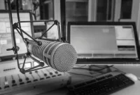 Mengulas masa keemasan radio di Indonesia (70-an-90-an) ketika drama radio kolosal dan segmen kirim-salam menjadi hiburan utama, membentuk budaya pop dan loyalitas pendengar.