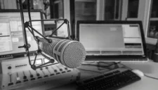 Mengulas masa keemasan radio di Indonesia (70-an-90-an) ketika drama radio kolosal dan segmen kirim-salam menjadi hiburan utama, membentuk budaya pop dan loyalitas pendengar.