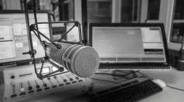 Mengulas masa keemasan radio di Indonesia (70-an-90-an) ketika drama radio kolosal dan segmen kirim-salam menjadi hiburan utama, membentuk budaya pop dan loyalitas pendengar.