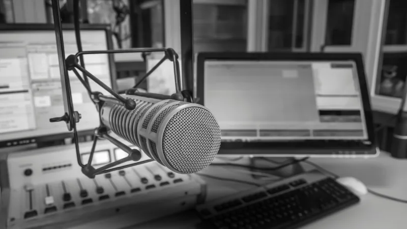 Mengulas masa keemasan radio di Indonesia (70-an-90-an) ketika drama radio kolosal dan segmen kirim-salam menjadi hiburan utama, membentuk budaya pop dan loyalitas pendengar.