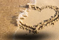 Pahami Perbedaan ghosting dan orbiting, dua perilaku menghilang dalam hubungan di era media sosial. Kenali ciri-ciri, dampak psikologis, dan cara menghadapinya.