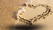 Pahami Perbedaan ghosting dan orbiting, dua perilaku menghilang dalam hubungan di era media sosial. Kenali ciri-ciri, dampak psikologis, dan cara menghadapinya.