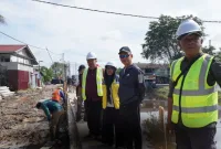 Pembangunan turap Pontianak dikebut untuk cegah banjir dan tingkatkan drainase di Parit Sungai Jawi Pal Lima. - foto prokopim Pemkot Pontianak