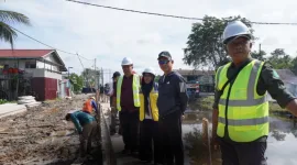 Pembangunan turap Pontianak dikebut untuk cegah banjir dan tingkatkan drainase di Parit Sungai Jawi Pal Lima. - foto prokopim Pemkot Pontianak