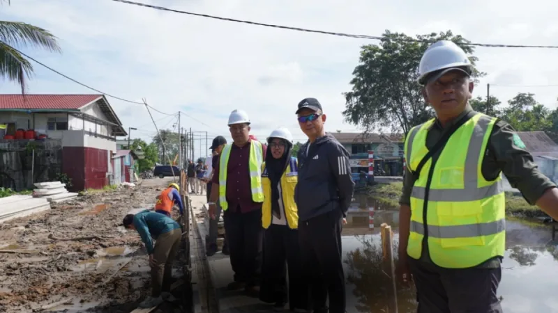 Pembangunan turap Pontianak dikebut untuk cegah banjir dan tingkatkan drainase di Parit Sungai Jawi Pal Lima. - foto prokopim Pemkot Pontianak