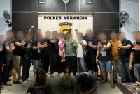 Tiga pelaku penculikan yang terdiri atas dua perempuan berinisial ME dan NA, serta seorang pria bernama AS, berhasil dibekuk di Jambi. Kepolisian mengonfirmasi bahwa ketiganya kini sedang dibawa ke Makassar untuk proses hukum lebih lanjut.
- foto Istimewa