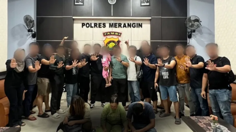 Tiga pelaku penculikan yang terdiri atas dua perempuan berinisial ME dan NA, serta seorang pria bernama AS, berhasil dibekuk di Jambi. Kepolisian mengonfirmasi bahwa ketiganya kini sedang dibawa ke Makassar untuk proses hukum lebih lanjut.
- foto Istimewa