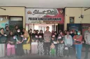 Polsek Sungai Ambawang Bhakti Sosial salurkan 40 paket sembako di Kubu Raya (13/11/2025). Polri Peduli Kubu Raya tunjukkan wujud nyata kepedulian. - foto TBNews Polres Kubu Raya