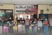 Polsek Sungai Ambawang Bhakti Sosial salurkan 40 paket sembako di Kubu Raya (13/11/2025). Polri Peduli Kubu Raya tunjukkan wujud nyata kepedulian. - foto TBNews Polres Kubu Raya