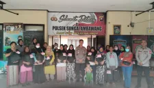 Polsek Sungai Ambawang Bhakti Sosial salurkan 40 paket sembako di Kubu Raya (13/11/2025). Polri Peduli Kubu Raya tunjukkan wujud nyata kepedulian. - foto TBNews Polres Kubu Raya