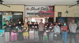 Polsek Sungai Ambawang Bhakti Sosial salurkan 40 paket sembako di Kubu Raya (13/11/2025). Polri Peduli Kubu Raya tunjukkan wujud nyata kepedulian. - foto TBNews Polres Kubu Raya