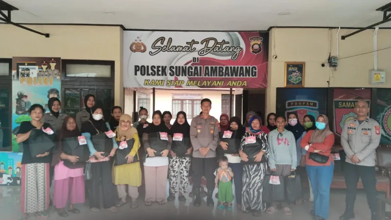 Polsek Sungai Ambawang Bhakti Sosial salurkan 40 paket sembako di Kubu Raya (13/11/2025). Polri Peduli Kubu Raya tunjukkan wujud nyata kepedulian. - foto TBNews Polres Kubu Raya