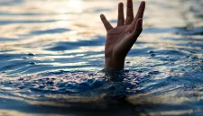 Tragedi pilu remaja tenggelam di Sambas (F, 12 tahun) di Sungai Semparuk. Polisi ungkap kronologi dan imbau pengawasan ketat anak di area sungai.