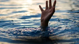 Tragedi pilu remaja tenggelam di Sambas (F, 12 tahun) di Sungai Semparuk. Polisi ungkap kronologi dan imbau pengawasan ketat anak di area sungai.