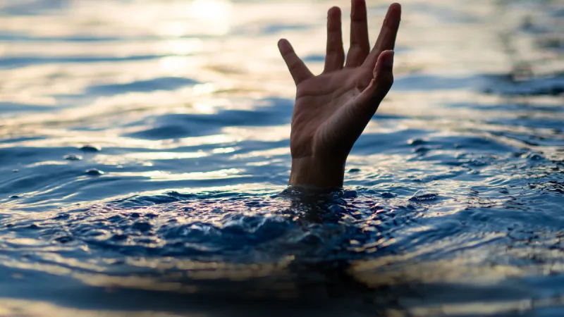 Tragedi pilu remaja tenggelam di Sambas (F, 12 tahun) di Sungai Semparuk. Polisi ungkap kronologi dan imbau pengawasan ketat anak di area sungai.