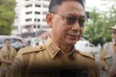Wali Kota Pontianak Edi Rusdi Kamtono meminta pemilik bangunan terutama ruko untuk memperhatikan bangunannya, apalagi yang sudah berusia tua. Ia juga minta dinas terkait untuk memonitor dan mengawasi bangunan-bangunan yang rentan ambruk. Hal ini menyusul peristiwa robohnya bangunan ruko di Jalan Sisingamangaraja, Senin (3/11/2025). - foto Prokopim Pontianak