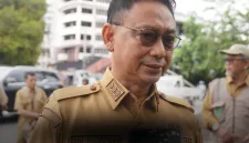 Wali Kota Pontianak Edi Rusdi Kamtono meminta pemilik bangunan terutama ruko untuk memperhatikan bangunannya, apalagi yang sudah berusia tua. Ia juga minta dinas terkait untuk memonitor dan mengawasi bangunan-bangunan yang rentan ambruk. Hal ini menyusul peristiwa robohnya bangunan ruko di Jalan Sisingamangaraja, Senin (3/11/2025). - foto Prokopim Pontianak