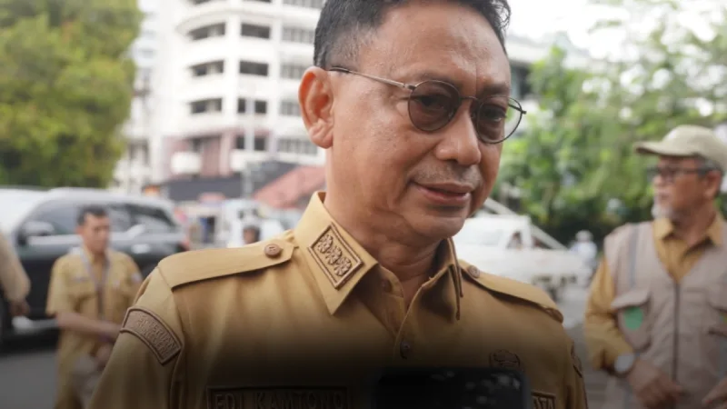 Wali Kota Pontianak Edi Rusdi Kamtono meminta pemilik bangunan terutama ruko untuk memperhatikan bangunannya, apalagi yang sudah berusia tua. Ia juga minta dinas terkait untuk memonitor dan mengawasi bangunan-bangunan yang rentan ambruk. Hal ini menyusul peristiwa robohnya bangunan ruko di Jalan Sisingamangaraja, Senin (3/11/2025). - foto Prokopim Pontianak