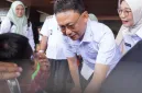 Sebanyak 151 penyandang disabilitas menerima bantuan paket berisi sembako, nutrisi dan perlengkapan kebersihan diri dari Kementerian Sosial melalui Sentra Antasena Magelang. Bantuan diserahkan secara simbolis oleh Wali Kota Pontianak Edi Rusdi Kamtono kepada 10 penyandang disabilitas di halaman depan Kantor Wali Kota, Rabu (19/11/2025). - foto Pemkot Pontianak