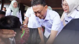 Sebanyak 151 penyandang disabilitas menerima bantuan paket berisi sembako, nutrisi dan perlengkapan kebersihan diri dari Kementerian Sosial melalui Sentra Antasena Magelang. Bantuan diserahkan secara simbolis oleh Wali Kota Pontianak Edi Rusdi Kamtono kepada 10 penyandang disabilitas di halaman depan Kantor Wali Kota, Rabu (19/11/2025). - foto Pemkot Pontianak