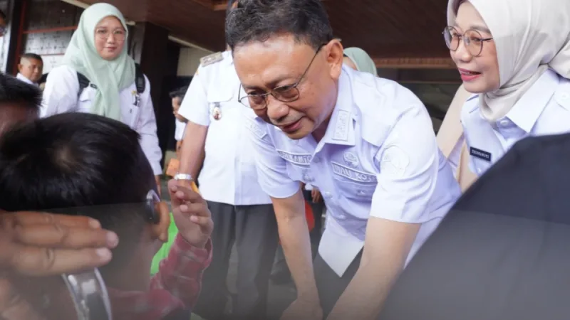 Sebanyak 151 penyandang disabilitas menerima bantuan paket berisi sembako, nutrisi dan perlengkapan kebersihan diri dari Kementerian Sosial melalui Sentra Antasena Magelang. Bantuan diserahkan secara simbolis oleh Wali Kota Pontianak Edi Rusdi Kamtono kepada 10 penyandang disabilitas di halaman depan Kantor Wali Kota, Rabu (19/11/2025). - foto Pemkot Pontianak